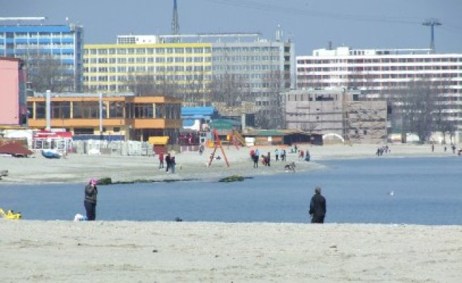 Se organizează o nouă licitaţie pentru închirierea sectoarelor de plajă